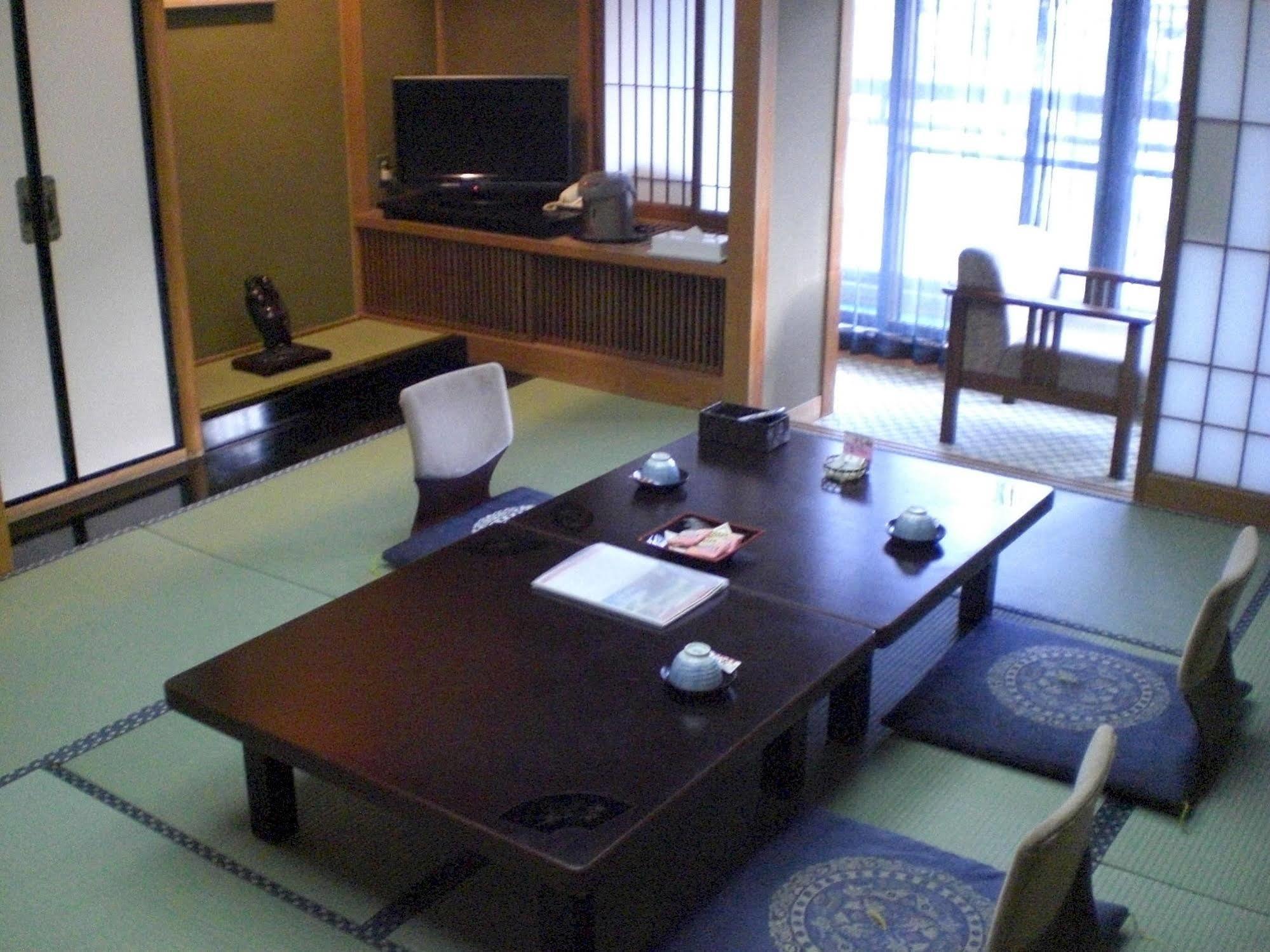 Okada Ryokan Warakutei Такаяма Экстерьер фото